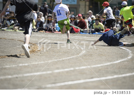 運動会イメージ（徒競走+転倒） 34338533