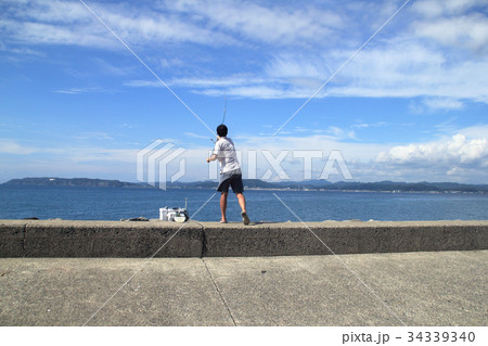 投釣り｜青空のもと海釣りをする男性｜Fisherman　Sea fishing person 34339340