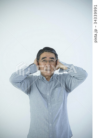 耳を塞ぐ　シニア　男性 34339991
