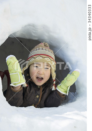 かまくら 雪遊び 子供の写真素材