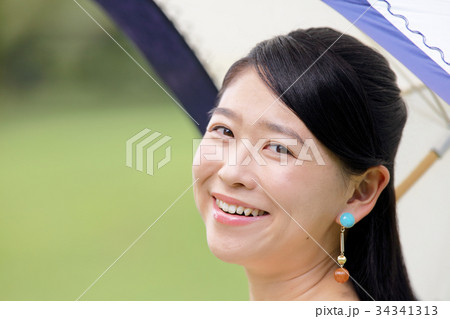 日傘をさす女性 34341313