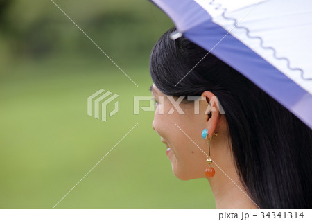 日傘をさす女性 日傘をさす女性 34341314