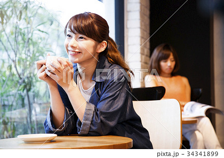 カフェ 女性 喫茶店 休日 リラックス 撮影協力 Tenoha Daikanyamaの写真素材
