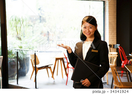 ホテル ホテルマン コンシェルジュ 女性 旅行 撮影協力 Tenoha Daikanyamaの写真素材