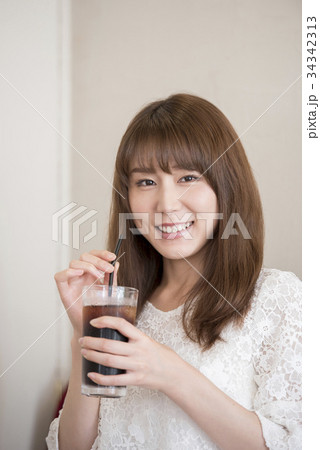 アイスコーヒーを持つ女性の写真素材