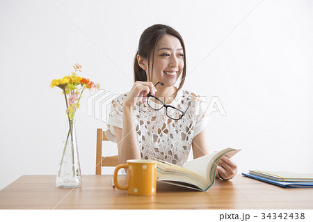 勉強をする女性 34342438