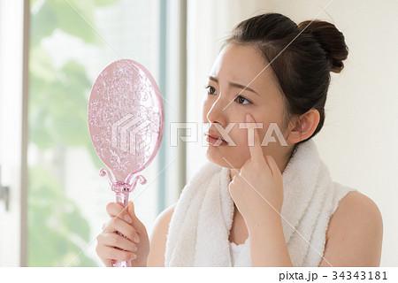 お肌の悩み　若い日本人女性 34343181