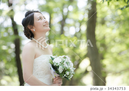 ウェディングドレスの女性　ブライダルイメージ 34343753