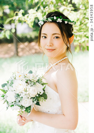 ウェディングドレスの女性　ブライダル　花嫁 34343958