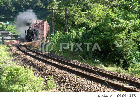日本三大急流の熊本県球磨川に架かる 球磨川第一橋梁(鉄橋)を渡るSL人吉の風景 日本三大急流の熊本県球磨川に架かる 球磨川第一橋梁(鉄橋)を渡るSL人吉の風景 34344180
