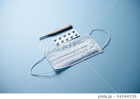 マスクと体温計と薬 34344559