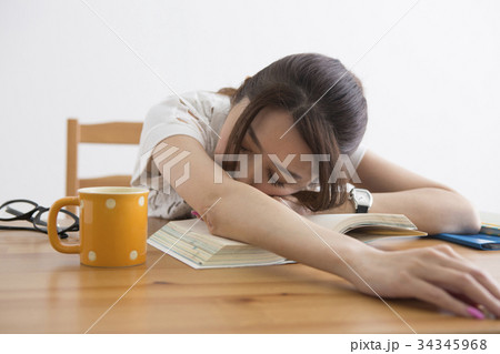 居眠りする女性 居眠りする女性 34345968