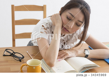 居眠りする女性 居眠りする女性 34345969