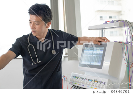 整体 患者 整体師 マッサージ 医療 イメージ 整体 患者 整体師 マッサージ 医療 イメージ 34346701