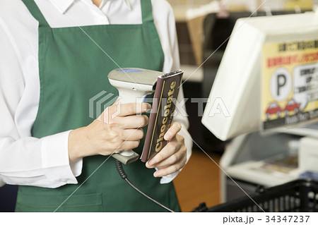 スーパーレジで商品をスキャンする店員手元 34347237