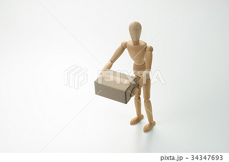 ダンボール箱を持つ人形 34347693