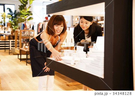 店員　販売員　女性　マネージャー　雑貨　セレクトショップ　撮影協力：TENOHA DAIKANYAM 34348128