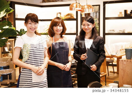 店員　販売員　女性　マネージャー　雑貨　セレクトショップ　撮影協力：TENOHA DAIKANYAM 34348155