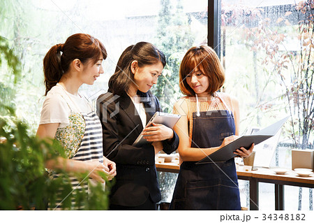 店員　販売員　女性　マネージャー　雑貨　セレクトショップ　撮影協力：TENOHA DAIKANYAM 34348182