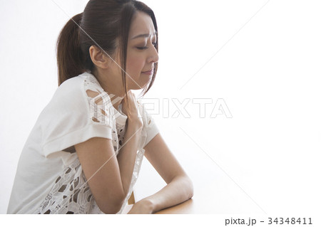 肩を揉む女性 34348411