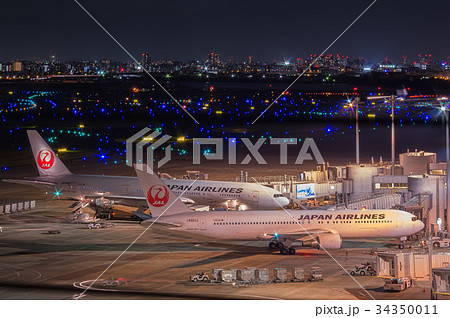 【東京夜景】羽田空港　夜の空港　飛行機 34350011