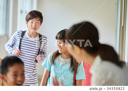 小学校 登校 廊下 34350822