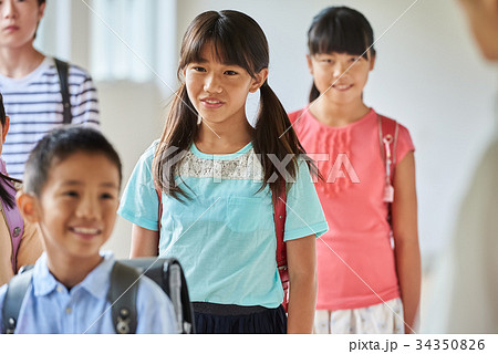 小学校 登校 廊下 34350826