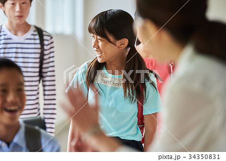 小学校 登校 廊下 34350831