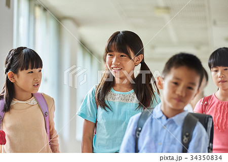 小学校 登校 廊下 34350834