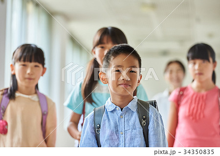 小学校 登校 廊下 34350835