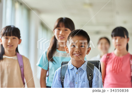 小学校 登校 廊下 34350836