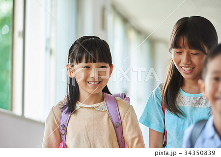 小学校 登校 廊下 小学校 登校 廊下 34350839
