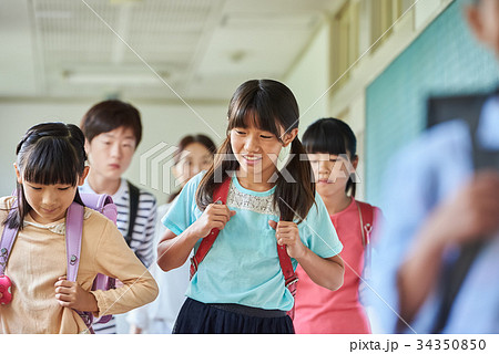 小学校 登校 廊下 小学校 登校 廊下 34350850