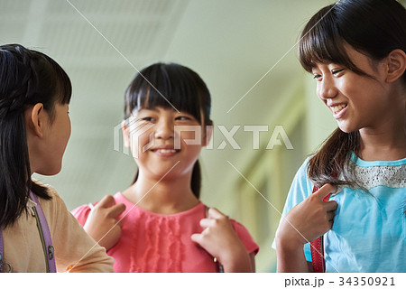 小学校 登校 廊下 34350921