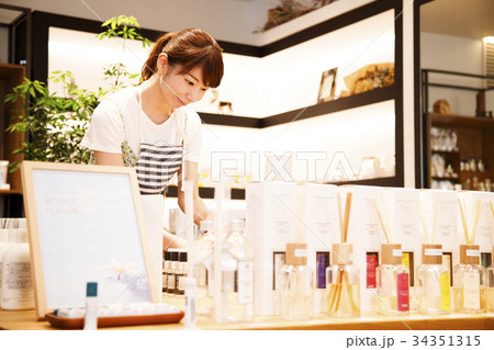 店員 販売員 女性 スタッフ 雑貨 セレクトショップ 撮影協力:TENOHA DAIKANYAMA 店員 販売員 女性 スタッフ 雑貨 セレクトショップ 撮影協力:TENOHA DAIKANYAMA 34351315