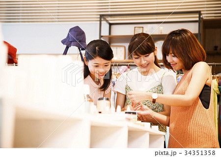 ショッピング　買い物　女性　雑貨　セレクトショップ　撮影協力：TENOHA DAIKANYAM 34351358