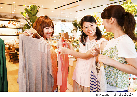 ショッピング 買い物 女性 友達 雑貨 セレクトショップ 撮影協力:TENOHA DAIKANYAM ショッピング 買い物 女性 友達 雑貨 セレクトショップ 撮影協力:TENOHA DAIKANYAM 34352027