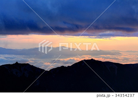 北岳稜線から見る朝焼けの鳳凰山と奥秩父連山 34354237