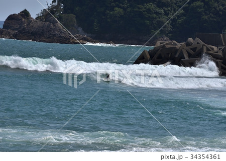海部ポイント　台風の大波に乗るサーファー　 34354361