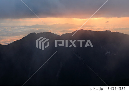 北岳稜線から見る朝焼けの鳳凰山と奥秩父連山 34354585