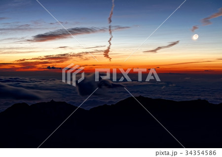 南アルプス・北岳山頂から見る未明の鳳凰三山と三日月 34354586