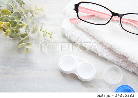 視力低下・コンタクトレンズを眼に付ける。メガネと付け替え。コンタクトレンズの洗浄。 34355232