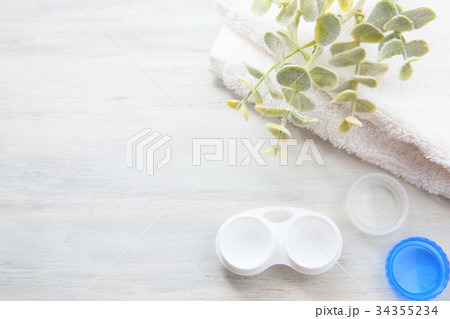 視力低下・コンタクトレンズを眼に付ける。メガネと付け替え。コンタクトレンズの洗浄。 34355234