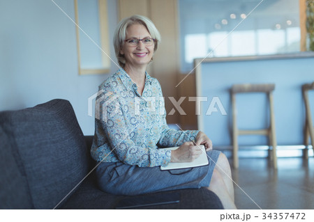 Portrait of smiling businesswoman 34357472