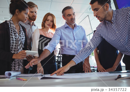 Creative business team discussing at desk 34357722