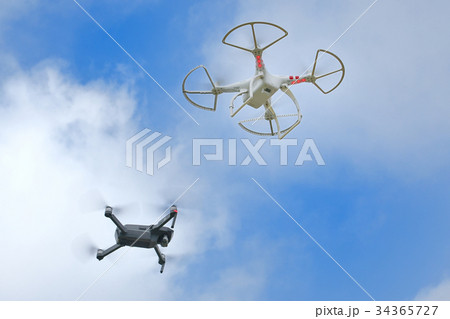2機のドローン 2機のドローン 34365727