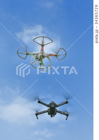 2機のドローン 2機のドローン 34365729