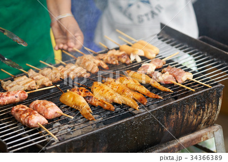 Grilled chicken wings, grilled chicken roasts  34366389