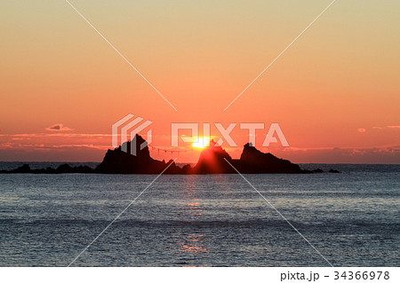 神奈川県 真鶴半島 三ツ石海岸 2016年1月1日 初日の出の写真素材 34366978 Pixta