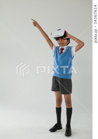 Schoolboy using virtual reality headset 34367614